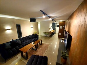 時尚公寓, 多張床 | 客廳 | 42 吋平面電視連有線電視頻道、電視