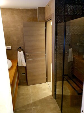 Departamento de diseñador, varias camas | Baño | Regadera, regadera tipo lluvia, toallas, jabón 