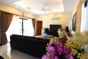 TV, lettore DVD, videoteca, impianto stereo