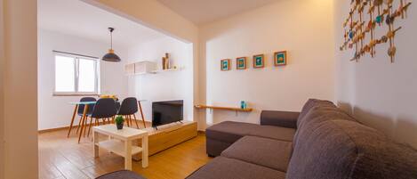 Apartment (1 Bedroom) | Wohnbereich | Flachbildfernseher