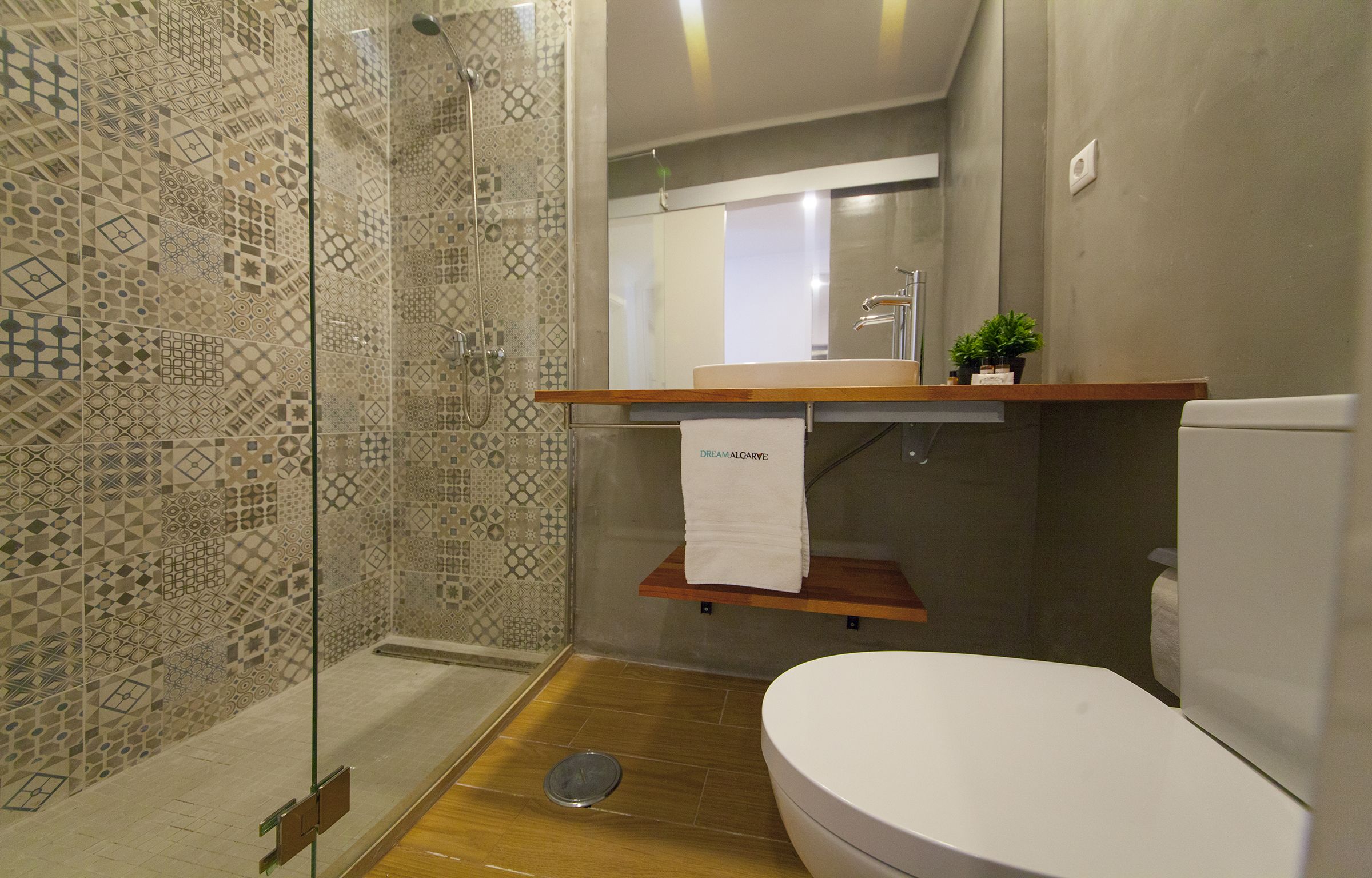 Apartment (1 Bedroom) | Bathroom | Shower, towels, soap, toilet paper