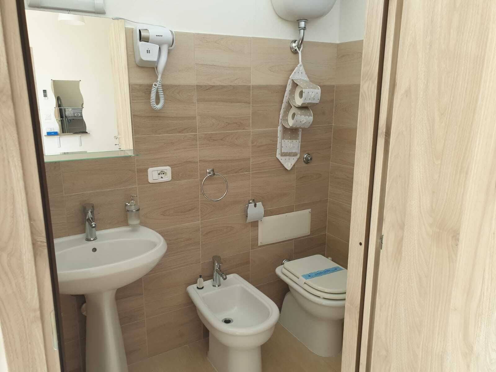 Chambre Quadruple Confort, vue ville | Salle de bain