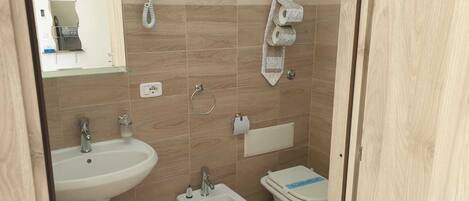 Chambre quadruple Confort, vue sur la ville | Salle de bain | Douche, douche cascade, séchoir à cheveux, bidet
