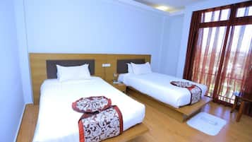 Habitación estándar con 2 camas individuales | Ropa de cama de alta calidad y espacio para trabajar con laptop
