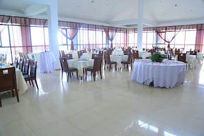 Breakfast, lunch, dinner served; local and international cuisine