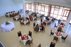 Breakfast, lunch, dinner served; local and international cuisine 