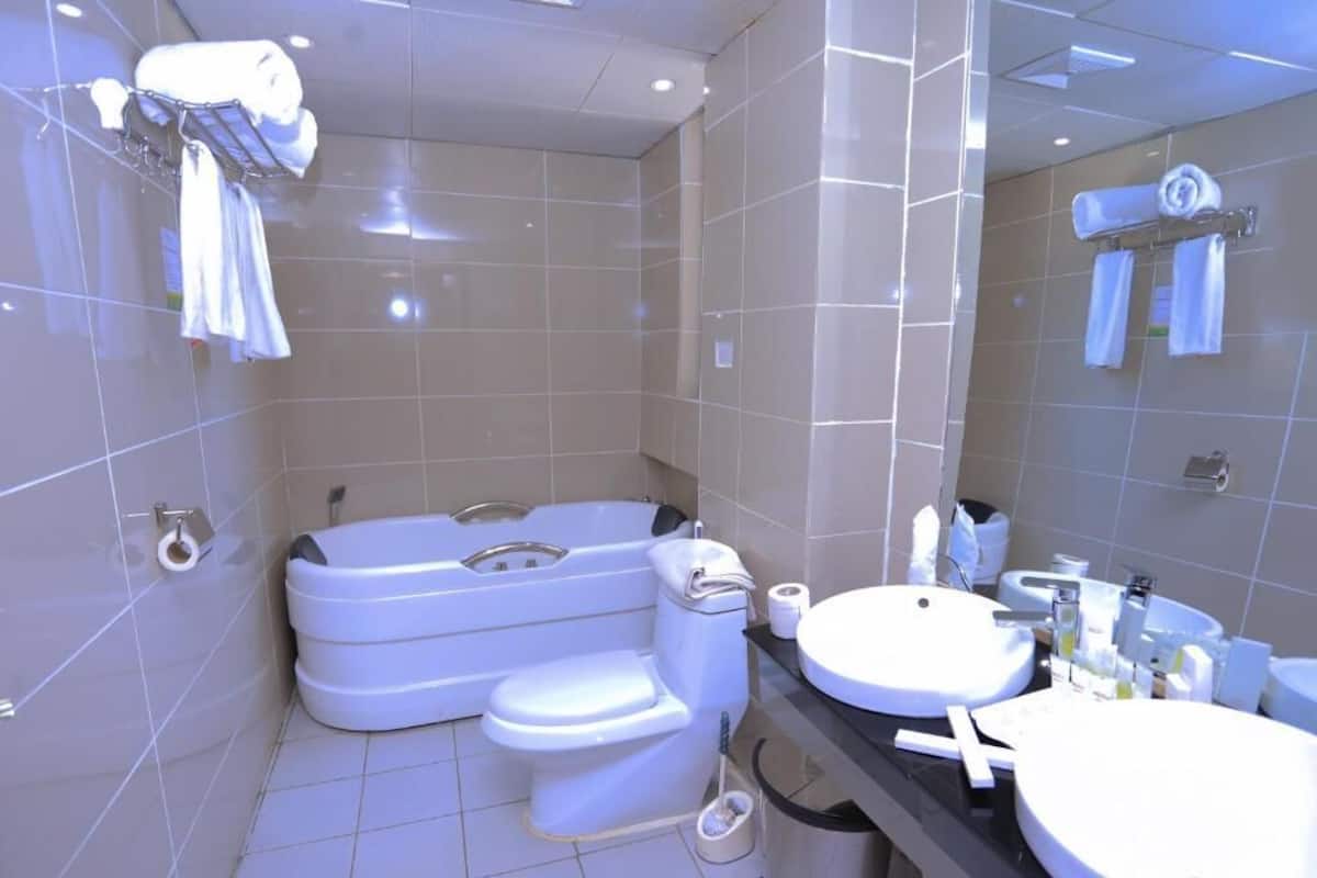 junior suite | bathroom | free toiletries, slippers, towels
