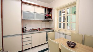 Appartement, uitzicht op zee (J) | Dineren op de kamer