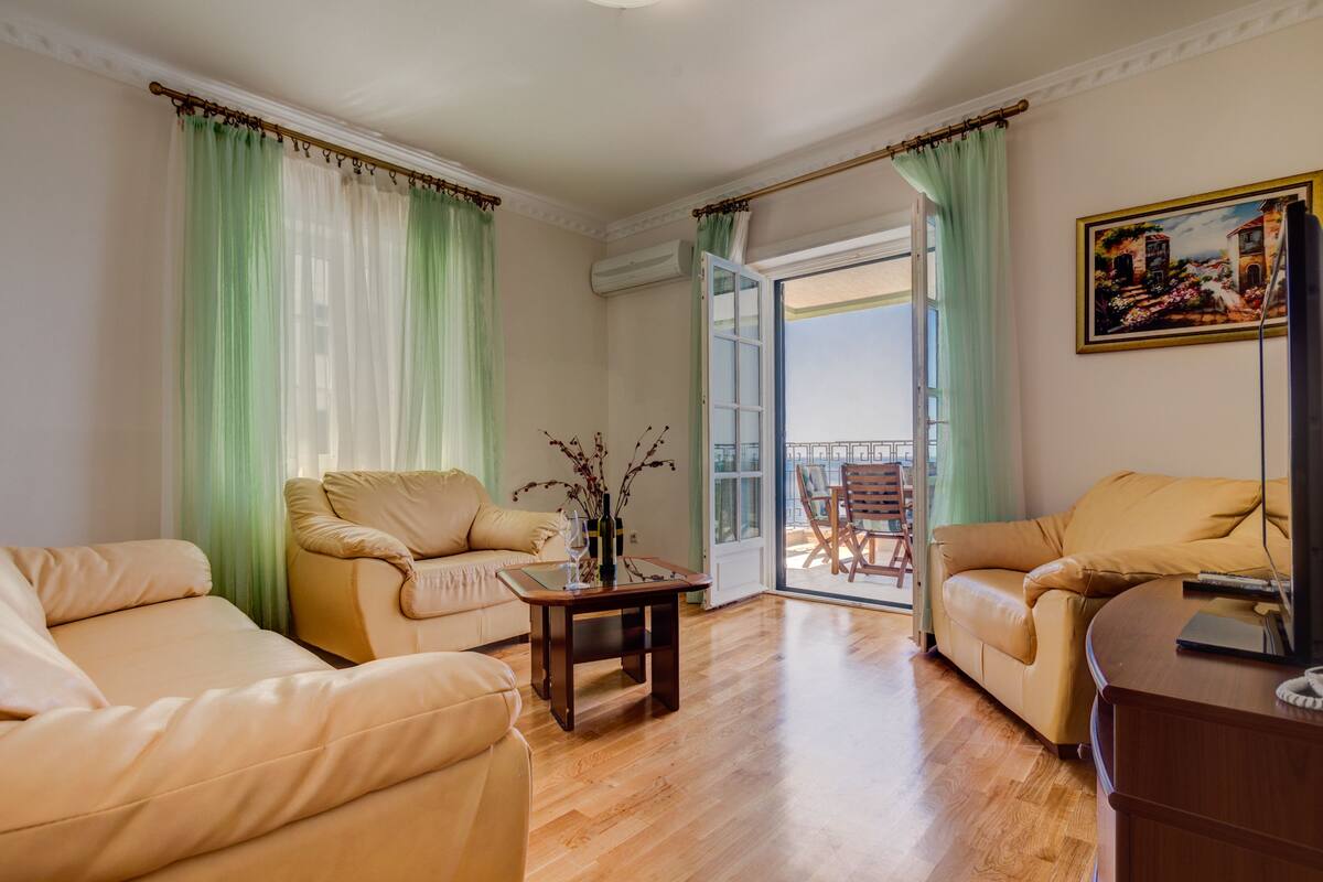 Appartamento, vista mare (F) | Area soggiorno | TV a schermo piatto