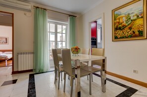 Apartment, Sea View (F) | In-room dining