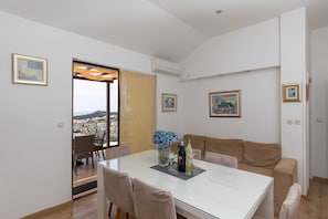 公寓, 2 間臥室, 陽台, 海景 | 起居區 | 平面電視