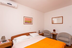 Individually decorated, individually furnished, free WiFi, bed sheets - Guest House Kono (Dubrovnik)