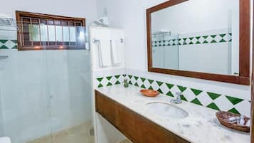 Un baño con inodoro, lavamanos y espejo.