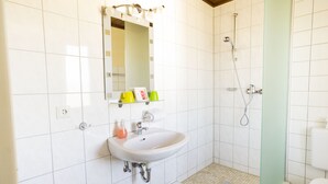Habitación cuádruple Confort | Lavabo del cuarto de baño