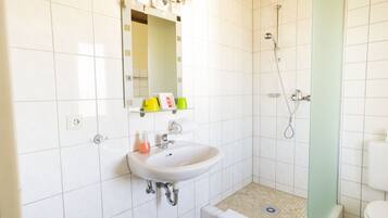 Chambre Quadruple Confort | Lavabo de la salle de bain