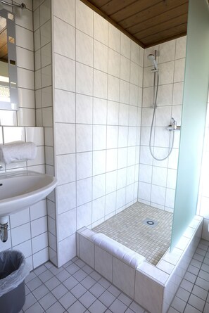 Dreibettzimmer | Waschbecken im Bad