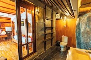 Deluxe romantic sea view bungalow S9 | Bathroom | Shower, free toiletries, hair dryer, towels