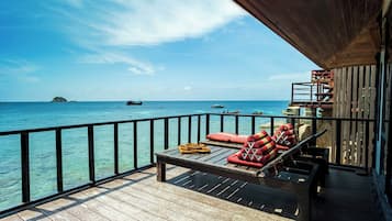 Deluxe romantic sea view bungalow S9 | Coin séjour