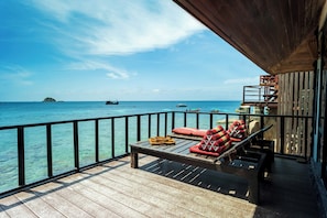 Deluxe romantic sea view bungalow S9 | Living area | 32-inch flat-screen TV with digital channels