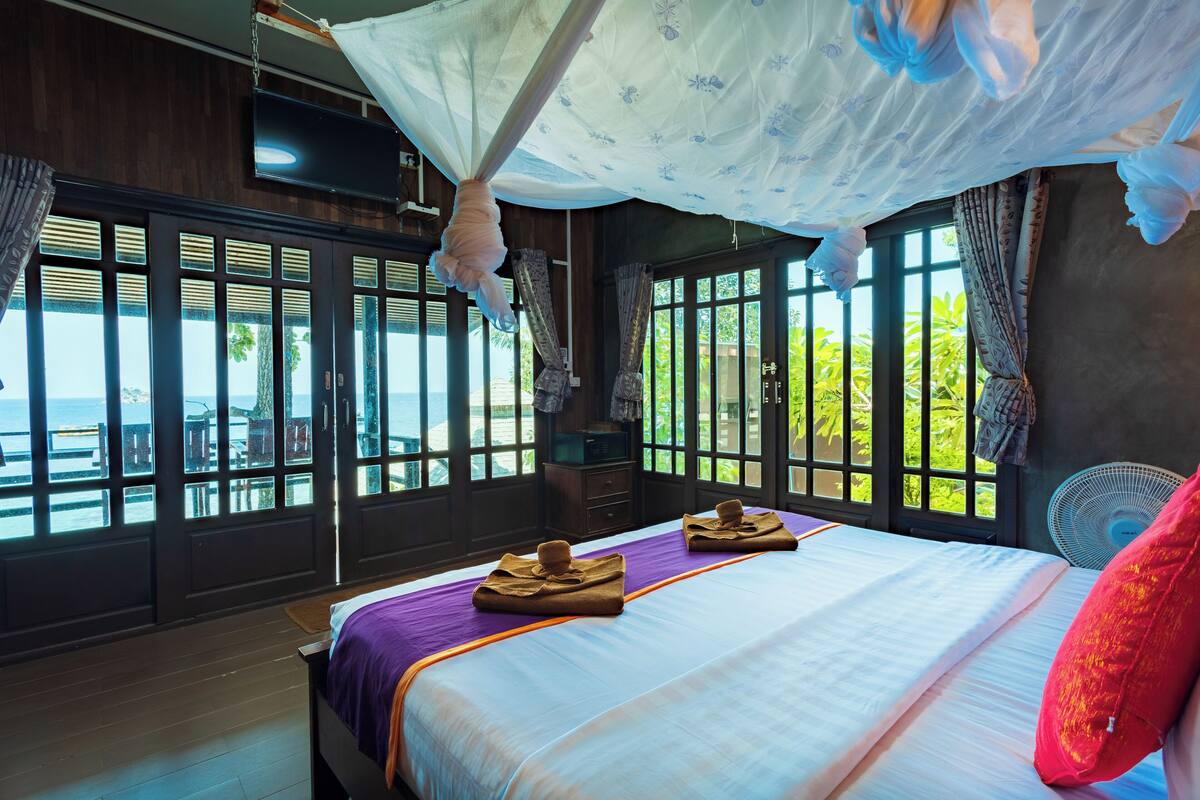 Deluxe good view bungalow | Brankas, tirai kedap cahaya, Wi-Fi gratis, dan seprai linen