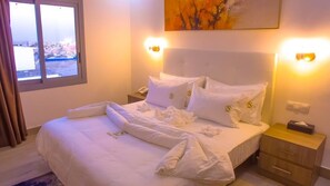 Minibar, safe på rommet, skrivebord og blendingsgardiner