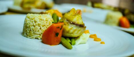 Un plato de arroz, carne y verduras.