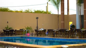 Kolam renang terbuka