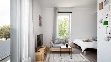 Spacious Studio Home | Area soggiorno | TV LCD, console per videogiochi, Netflix, docking station per iPod