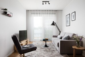 Swanky 1-Bedroom Suite | Oppholdsområde | En 43-tommers Flatskjerm-TV med kabel-kanaler samt LCD-TV og TV-spill