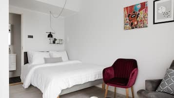 Vibrant Studio Home with Terrace | 1 phòng ngủ, bộ đồ giường cao cấp, trang trí khác biệt