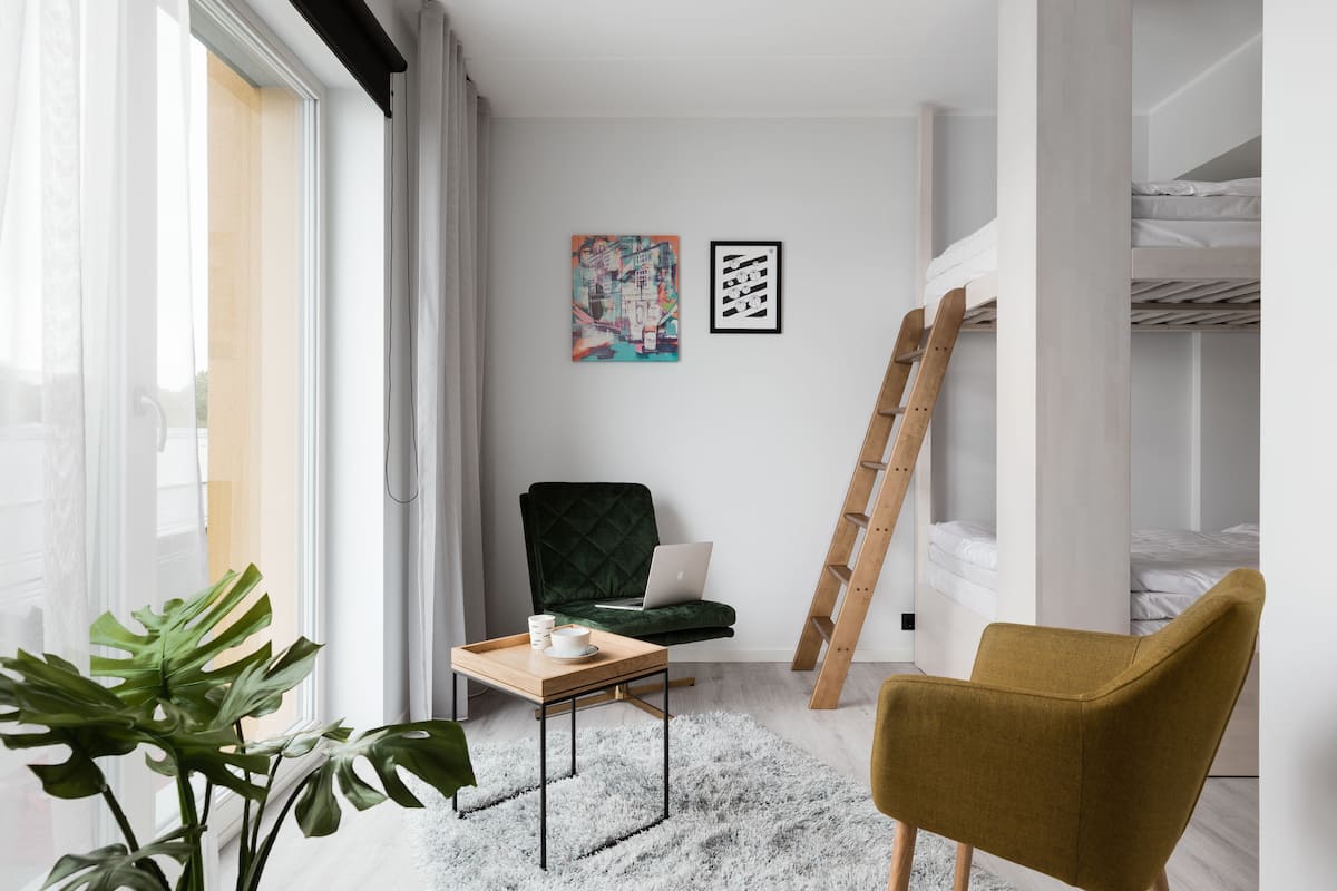 Smart Buddy Studio | Vardagsrum | 43-tums platt-tv med kabelkanaler, LCD-tv och en tv-spelskonsol