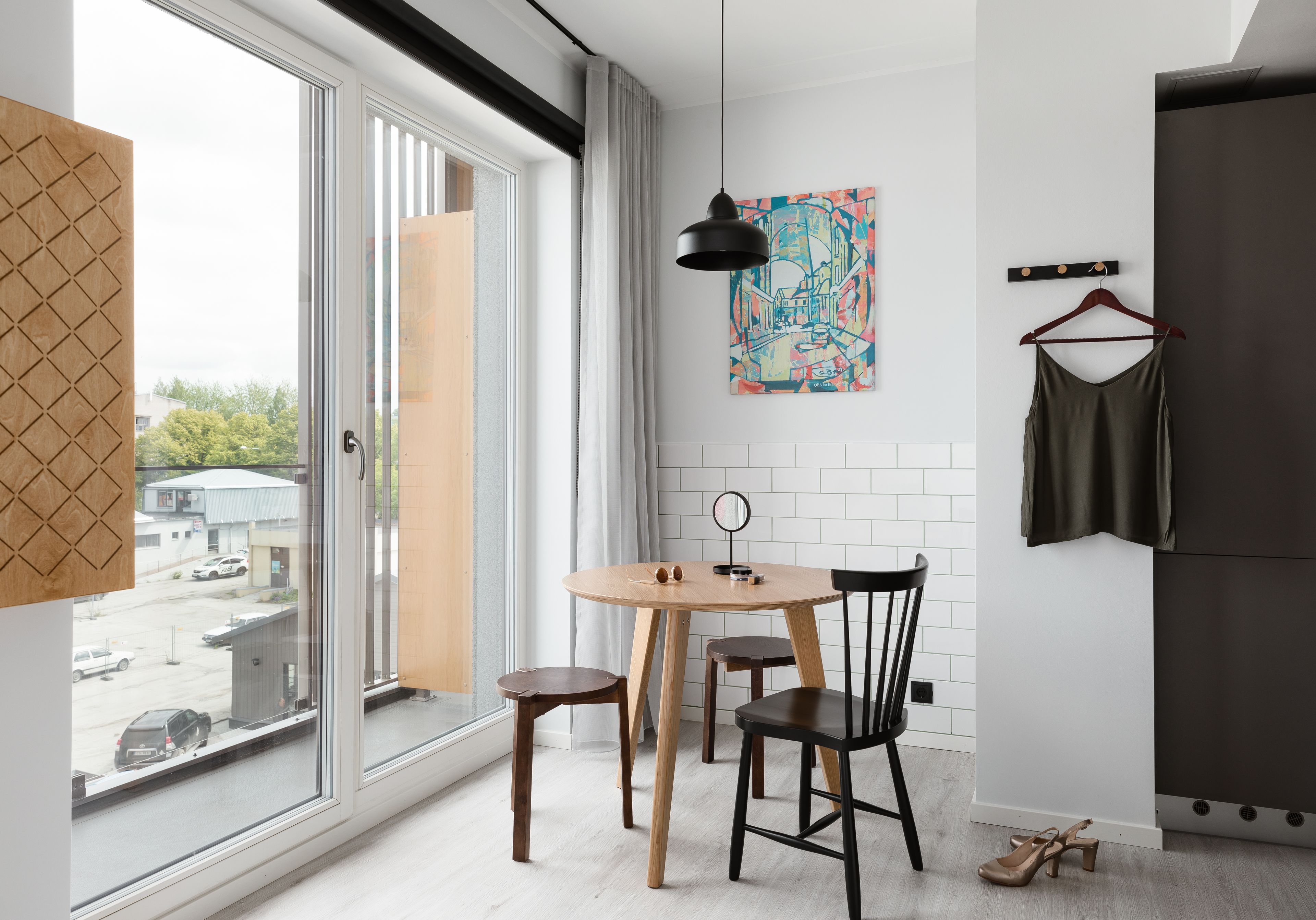 Vibrant Studio Home with Terrace | リビング エリア | 43 インチの薄型テレビ (ケーブル放送視聴可)、液晶テレビ、テレビゲーム機