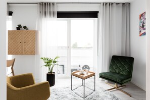 En 43-tommers Flatskjerm-TV med kabel-kanaler samt LCD-TV og TV-spill