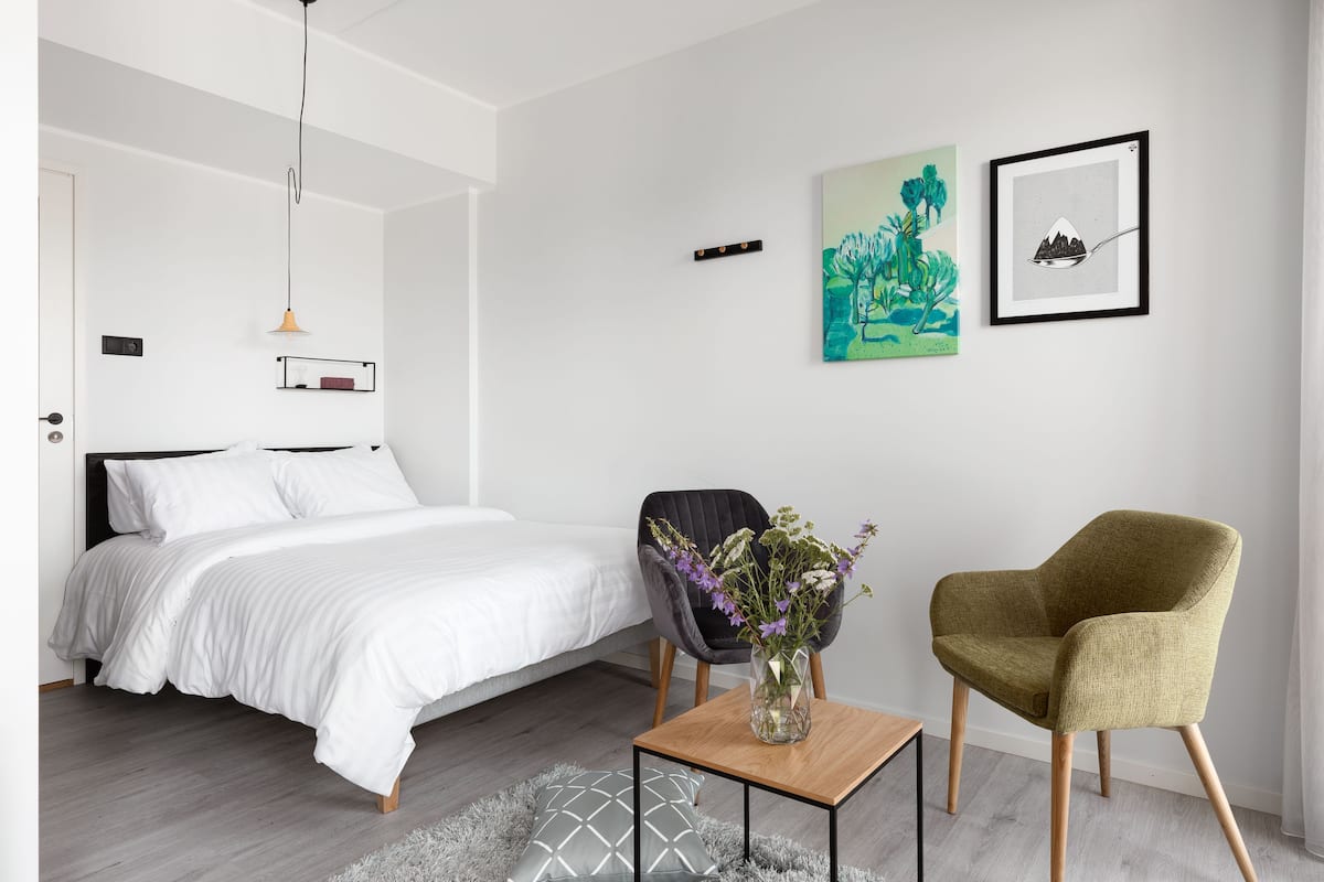 Vibrant Studio Home | 1 間臥室、高級寢具、書桌、筆電工作空間