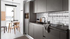 Spacious Studio Home with Terrace | Bếp riêng | Dụng cụ pha cà phê/trà, tủ lạnh, bếp nấu, máy rửa bát 