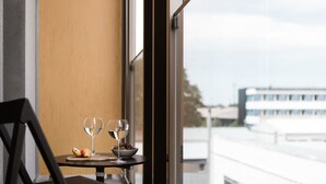 Vibrant Studio Home with Terrace | Hiên