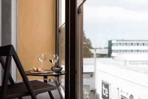 Vibrant Studio Home with Terrace | Terrace/patio