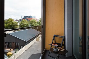 Un balcón con vista a un edificio identificado como "Fotografiska".