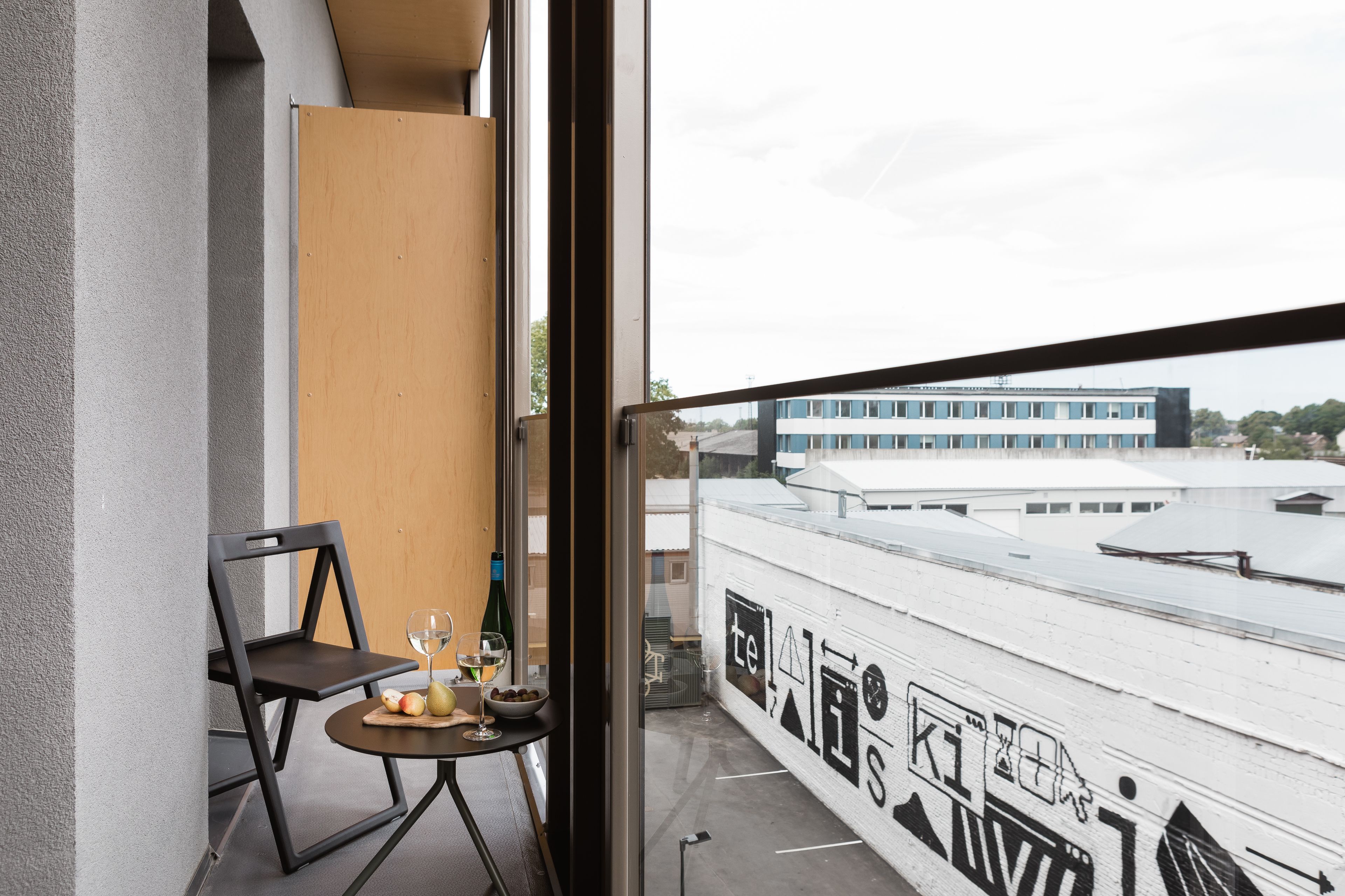 Vibrant Studio Home with Terrace | Terrass/Patio