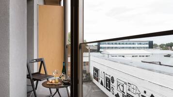 Vibrant Studio Home with Terrace | Terrace/patio