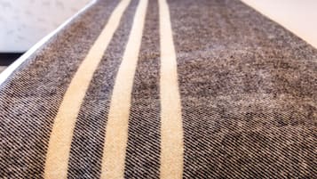 Un gros plan d’un tissu à rayures avec un motif en chevrons.