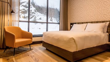 Standard Studio, 1 Queen Bed | 1 bedroom, in-room safe, desk, laptop workspace