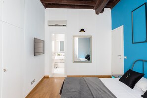 Room - A World Aparts - 87 Boschetto (Rome)