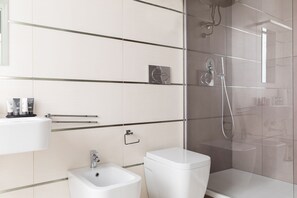 Apartamento, 1 quarto | Banheiro | Chuveiro, chuveiro com efeito de chuva, secador de cabelo, bidê