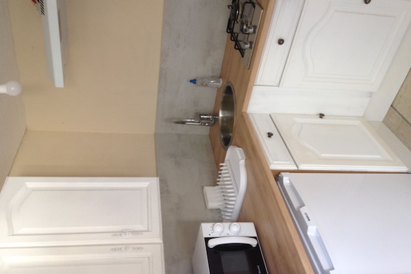 Kühlschrank, Mikrowelle, Herdplatte, Wasserkocher mit Kaffee-/Teezubehör