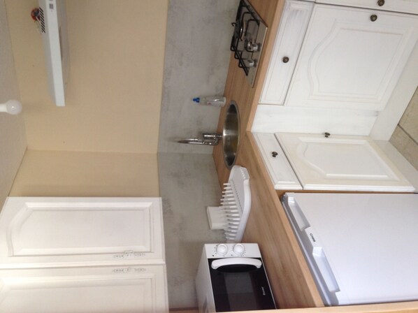 Réfrigérateur, micro-ondes, plaque de cuisson, cafetière/bouilloire