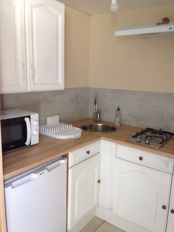 Kjøleskap, mikrobølgeovn, kokeplater og kaffetrakter/tekoker