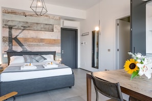 Premium bedding, desk, laptop workspace, iron/ironing board - Rome as you feel - San Lucio Apartments (Rome)
