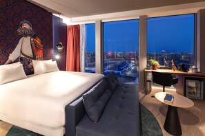 Desk, soundproofing, free cots/infant beds, bed sheets