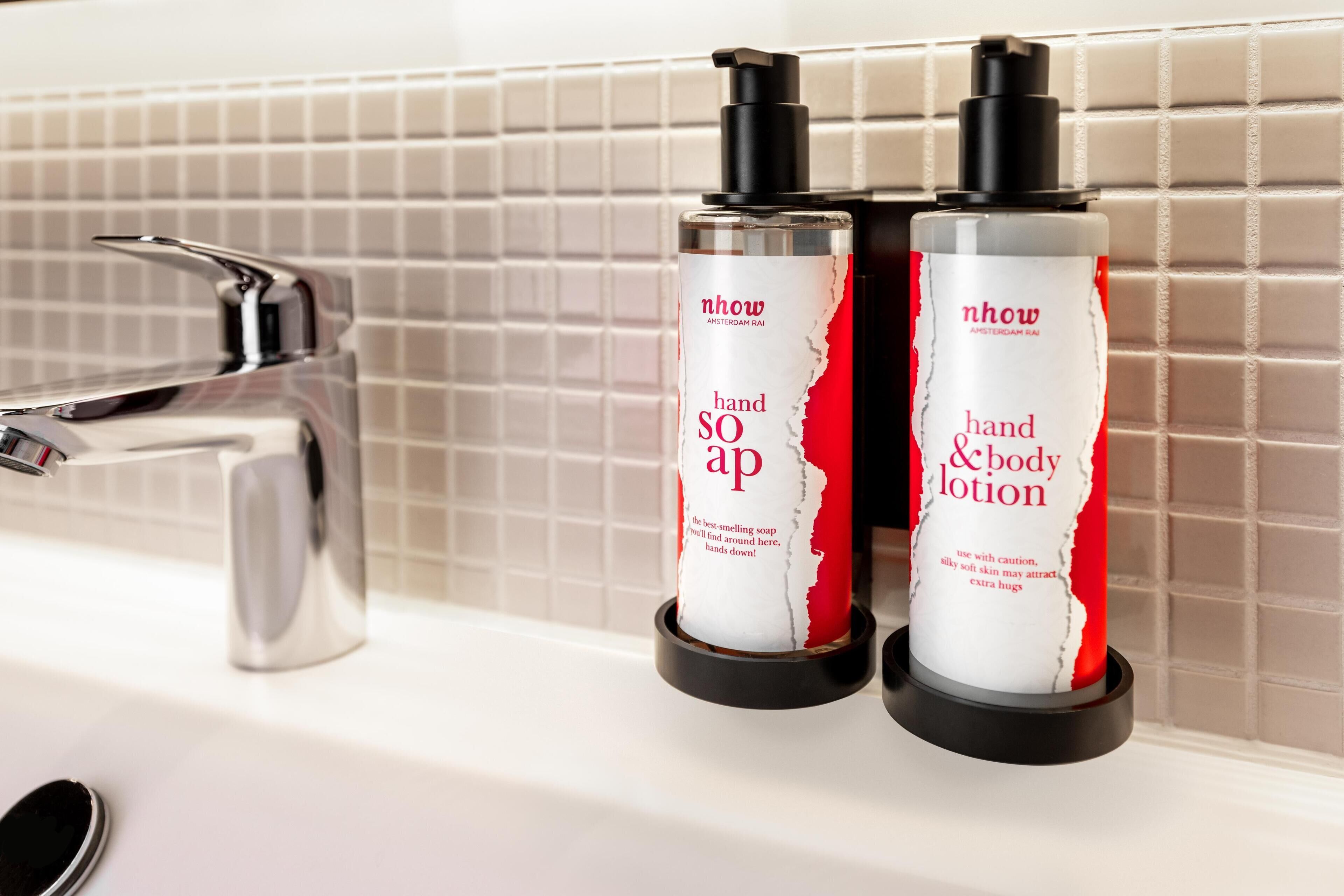 Deux flacons de savon pour les mains et de lotion pour le corps sont posés sur le comptoir d’une salle de bain.